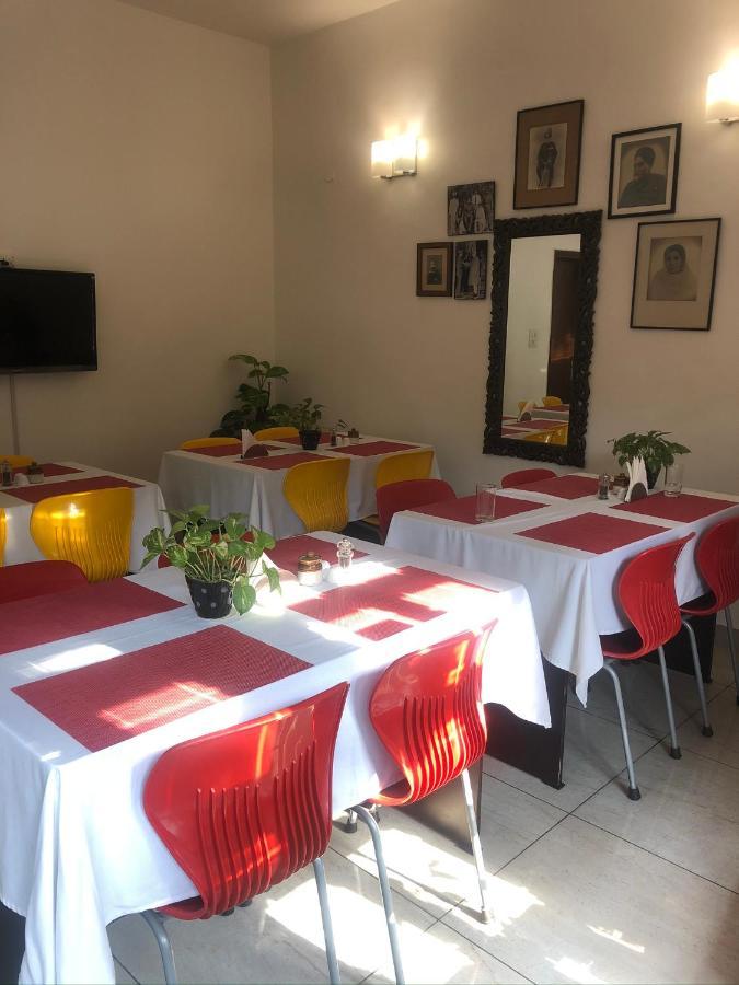 Bed and Breakfast The Neem Nuova Delhi Esterno foto