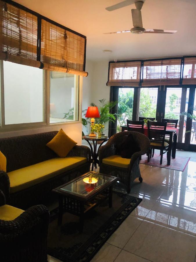 Bed and Breakfast The Neem Nuova Delhi Esterno foto
